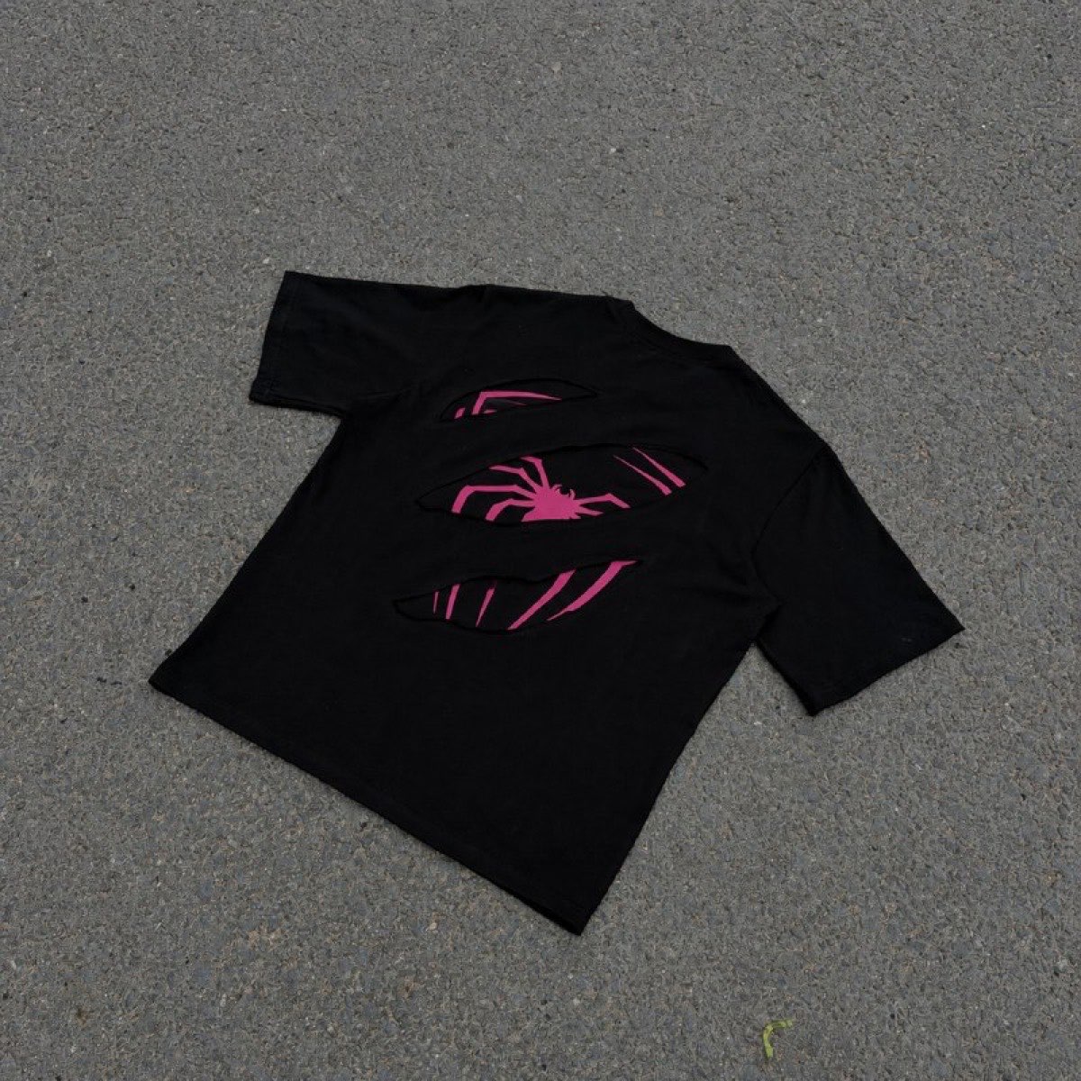 Spider V2 Pink Edition на асфальте